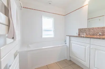 Salle de bains dans l'établissement Madame Vacances Villas Club Royal Ocean 17