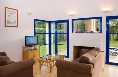 Télévision ou salle de divertissement dans l'établissement Madame Vacances Villas Club Royal Aquitaine
