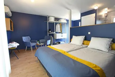 Un ou plusieurs lits dans un hébergement de l'établissement La Petite Couronne, Ecolodge & Lofts