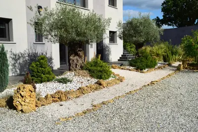 Jardin de l'établissement Lumineux - parking - wifi - clim - 3 lits dont 1 King size - jardin-