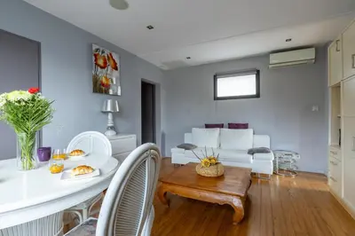 Coin salon dans l'établissement Lumineux - parking - wifi - clim - 3 lits dont 1 King size - jardin-