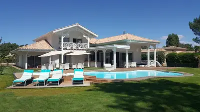 Piscine de l'établissement Villa BORA BORA ou située à proximité