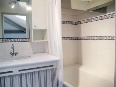 Salle de bains dans l'établissement Apartment Grand Pavois-2 by Interhome