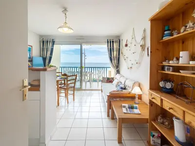 Cuisine ou kitchenette dans l'établissement Apartment Les hauts de la corniche by Interhome