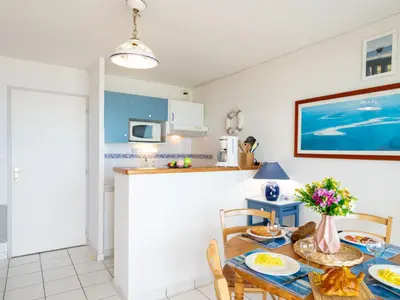 Cuisine ou kitchenette dans l'établissement Apartment Les hauts de la corniche by Interhome