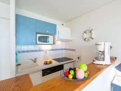 Cuisine ou kitchenette dans l'établissement Apartment Les hauts de la corniche by Interhome