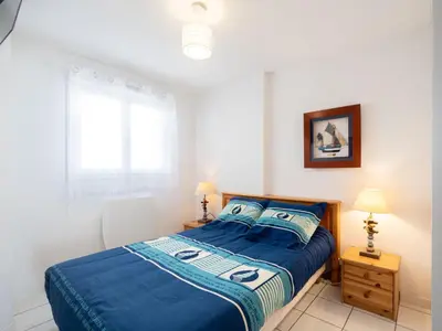 Un ou plusieurs lits dans un hébergement de l'établissement Apartment Les hauts de la corniche by Interhome