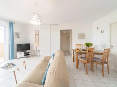 Télévision ou salle de divertissement dans l'établissement Apartment Patguyflor-2 by Interhome