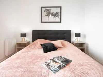 Un ou plusieurs lits dans un hébergement de l'établissement Apartment Patguyflor-2 by Interhome