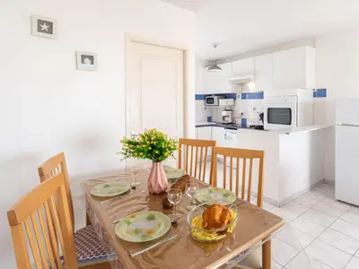 Cuisine ou kitchenette dans l'établissement Apartment Patguyflor-2 by Interhome