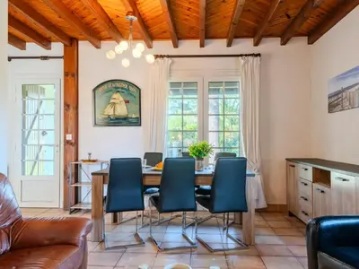 Coin salon dans l'établissement Holiday Home Promenade des Pins by Interhome
