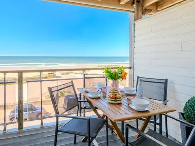 Vue générale sur la mer ou vue sur la mer prise depuis l'appartement