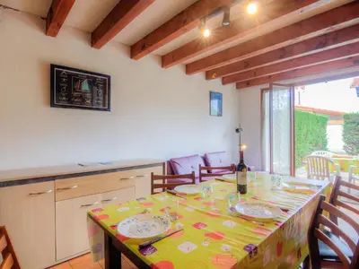 Télévision ou salle de divertissement dans l'établissement Holiday Home Sicard-9 by Interhome