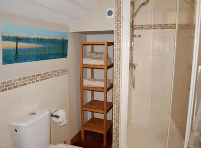 Salle de bains dans l'établissement Les Gîtes De Noreda