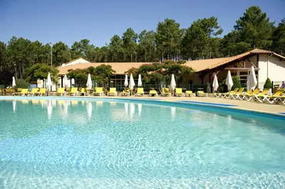 Piscine de l'établissement Village Vacances Le Lac Marin ou située à proximité