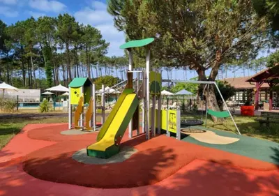 Aire de jeux pour enfants de l'établissement Village Vacances Le Lac Marin
