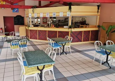 Restaurant ou autre lieu de restauration dans l'établissement Village Vacances La Forêt des Landes