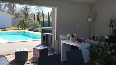 Piscine de l'établissement Villa avec Piscine Lac de Sanguinet ou située à proximité