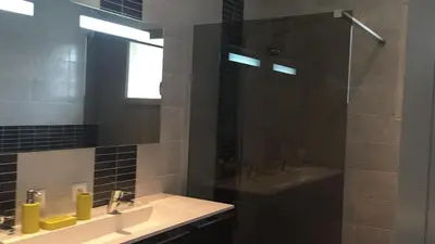 Salle de bains dans l'établissement Villa avec Piscine Lac de Sanguinet