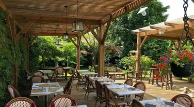 Jardin de l'établissement Logis Hôtel & Restaurant Linça