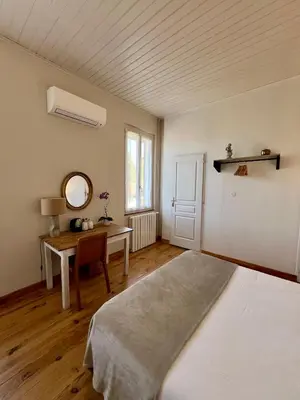 Un ou plusieurs lits dans un hébergement de l'établissement L'Estanquet Bed and Breakfast pdj offert