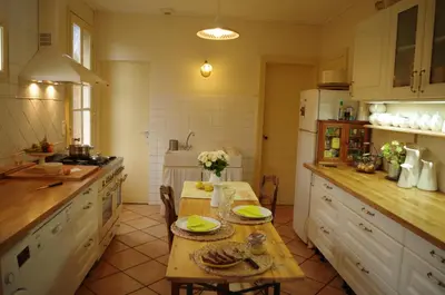 Cuisine ou kitchenette dans l'établissement Maison Au Jardin