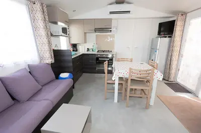 Cuisine ou kitchenette dans l'établissement GH Vacances La Réserve