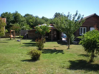 Jardin de l'établissement Camping familial les chalets d'Uza