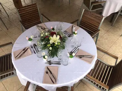 Restaurant ou autre lieu de restauration dans l'établissement Au Feu de Bois