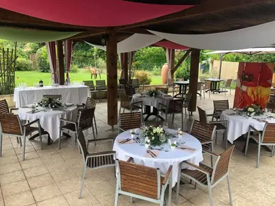 Restaurant ou autre lieu de restauration dans l'établissement Au Feu de Bois