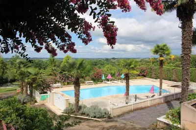 Piscine de l'établissement Logis Hôtel & Restaurant Aux Tauzins ou située à proximité
