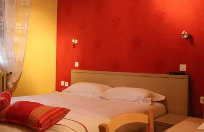 Un ou plusieurs lits dans un hébergement de l'établissement Logis Hôtel & Restaurant Aux Tauzins