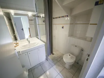 Salle de bains dans l'établissement Holiday Home Résidence Indigo II-1 by Interhome