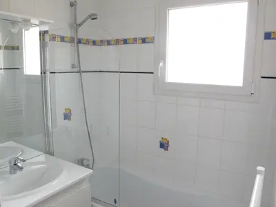 Salle de bains dans l'établissement Holiday Home Résidence Indigo II-2 by Interhome