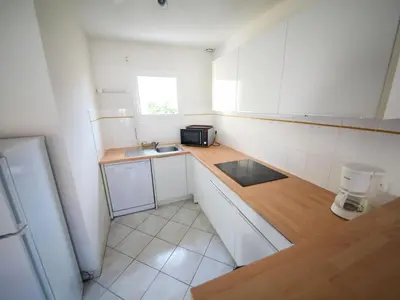 Cuisine ou kitchenette dans l'établissement Holiday Home Résidence Indigo II-2 by Interhome