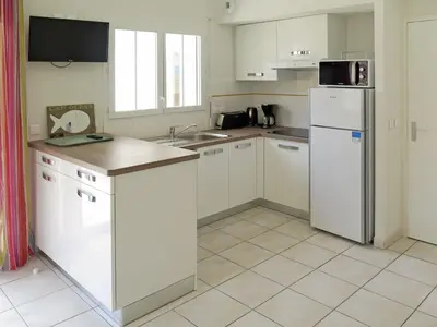 Cuisine ou kitchenette dans l'établissement Holiday Home Résidence Plage Océane-1 by Interhome