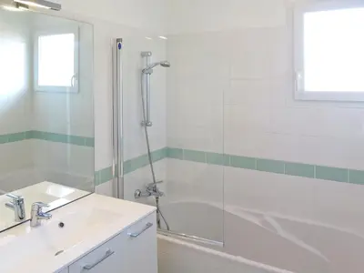 Salle de bains dans l'établissement Holiday Home Résidence Plage Océane-1 by Interhome