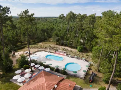 Piscine de l'établissement Huttopia Landes Sud ou située à proximité