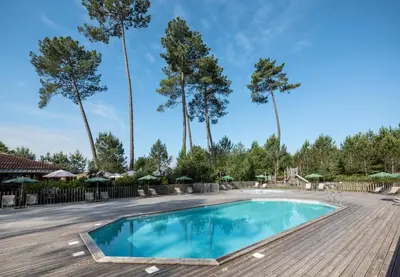 Piscine de l'établissement Huttopia Landes Sud ou située à proximité