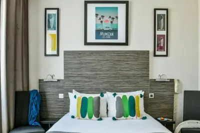 Un ou plusieurs lits dans un hébergement de l'établissement Logis Hotel de France