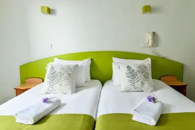 Un ou plusieurs lits dans un hébergement de l'établissement Logis Hotel de France