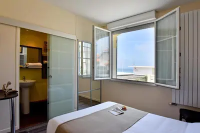 Un ou plusieurs lits dans un hébergement de l'établissement Logis Hotel de France