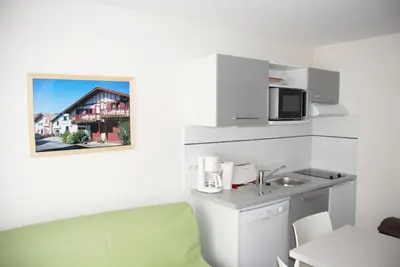 Cuisine ou kitchenette dans l'établissement Appartement cosy Vieux Boucau 22m² + Wifi