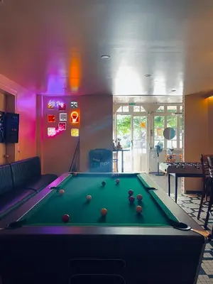 Billard dans l'établissement Auberge Les Mufliers - Hôtel Les Forges
