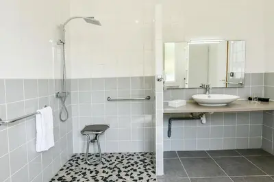 Salle de bains dans l'établissement Logis Hôtel Emeraude des Bois