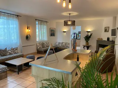Coin salon dans l'établissement Logis Hôtel Emeraude des Bois