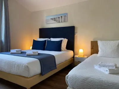 Un ou plusieurs lits dans un hébergement de l'établissement Logis Hôtel Emeraude des Bois