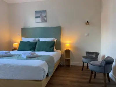Un ou plusieurs lits dans un hébergement de l'établissement Logis Hôtel Emeraude des Bois
