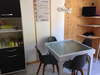 Cuisine ou kitchenette dans l'établissement CHALET 407 KHELUS-CLUB