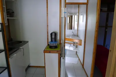 Cuisine ou kitchenette dans l'établissement CHALET 407 KHELUS-CLUB